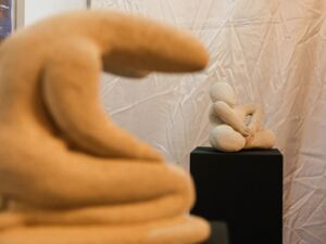 Ausstellung, „Kniende“ und „Sitzende“, Ytong