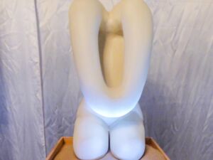 „Die Dienende“, 60x30x30, Ytong Gips Lack